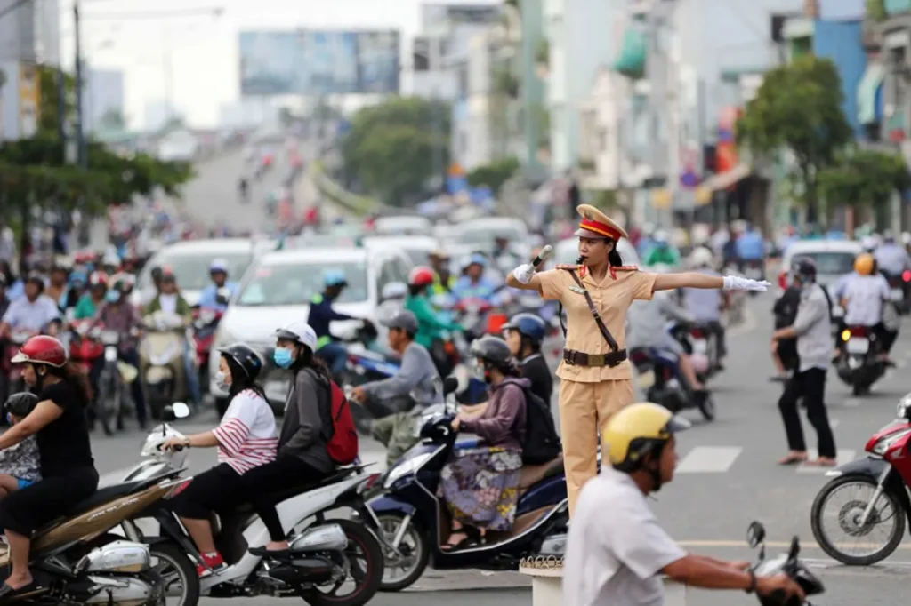 Mức Phạt Vi Phạm Giao Thông Xe Máy Năm 2025: "Nhẹ Nhàng" Nhắc Nhở Hay "Đau Ví"?