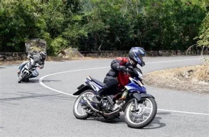 kỹ thuật ôm cua khi đi moto