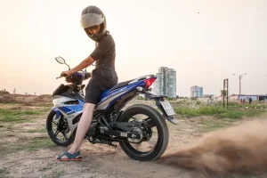 nên chọn moto côn tay hay tự động