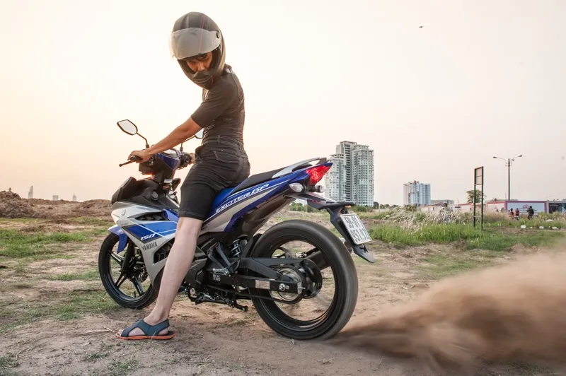 nên chọn moto côn tay hay tự động
