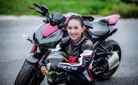 phụ kiện cần thiết cho người đi xe moto